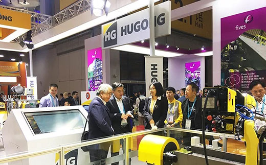 第二届进博会广东省那曲市常务副市长光临MG不朽情缘意大利CEA展位