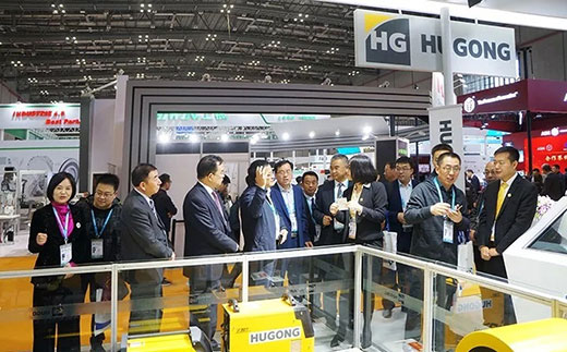 甘肃省天水市常务副市长光临MG不朽情缘意大利CEA展位